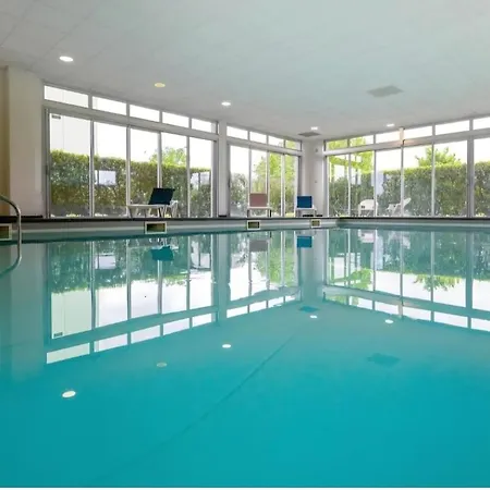 Aéroport - Piscine Sauna Fitness *